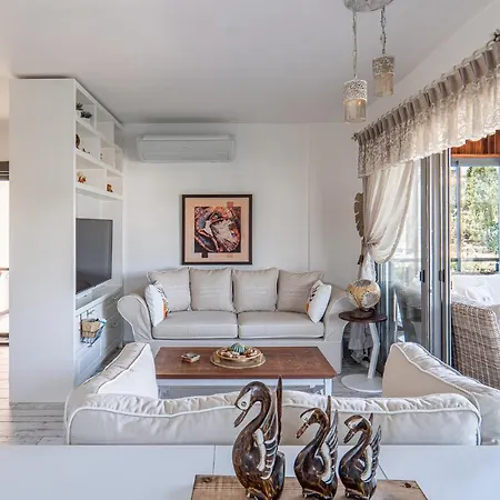 Havuzlu Site Icinde Deniz Manzarali Daire Bodrum